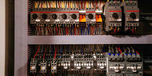 Metales con puntos de fusión muy bajos utilizados como elementos de protección térmica o para el conformado de precisión.