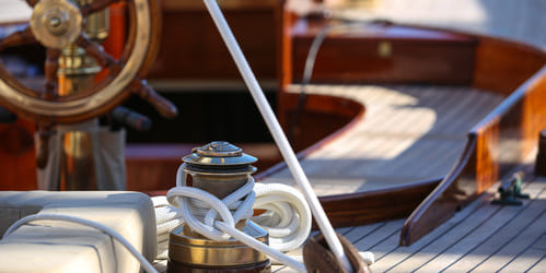 Aleaciones resistentes al ambiente salino para aplicaciones navales y marinas.